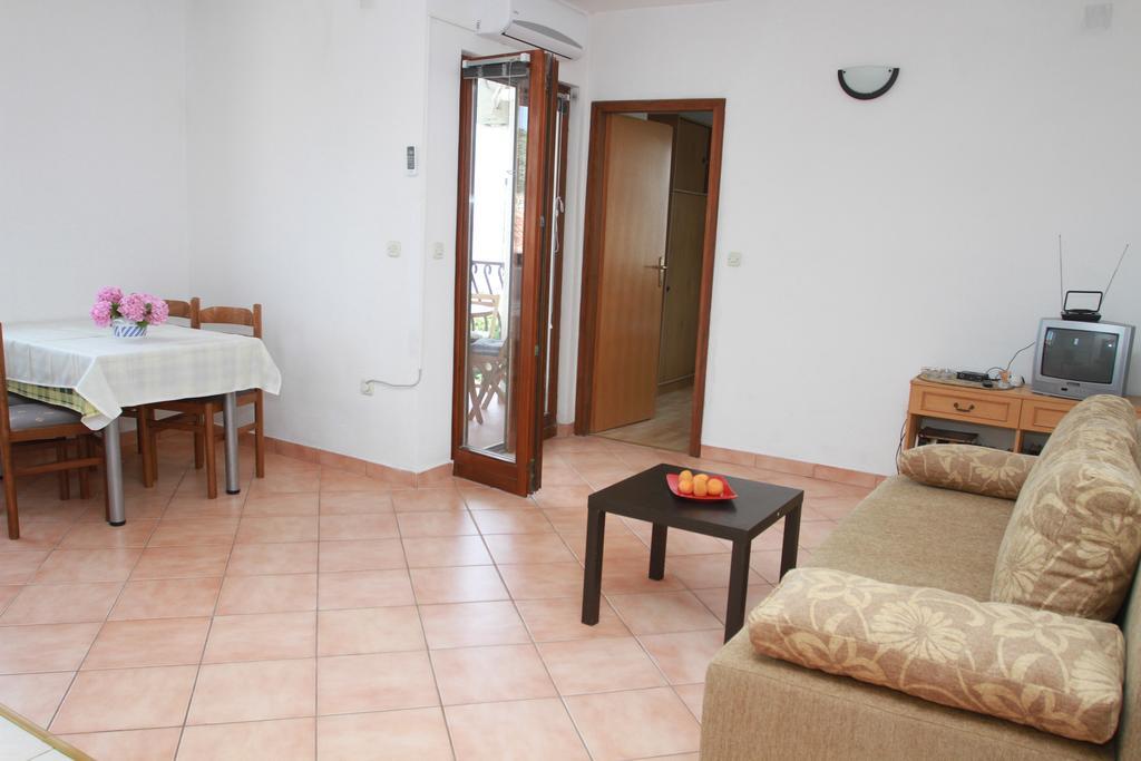Apartments Sanader Okrug Gornji Room photo